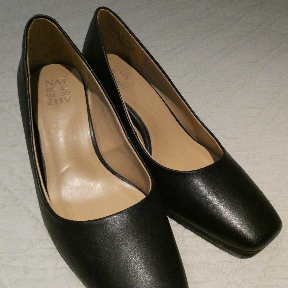 Naturalizer Warner Square Toed Pump - Great looking shoes and like new!
